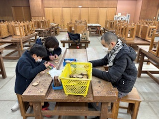 オプショナルプランでクラフトに挑戦する家族