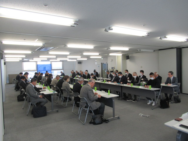 2列ずつでお互いを向き合った委員が会議に臨む様子