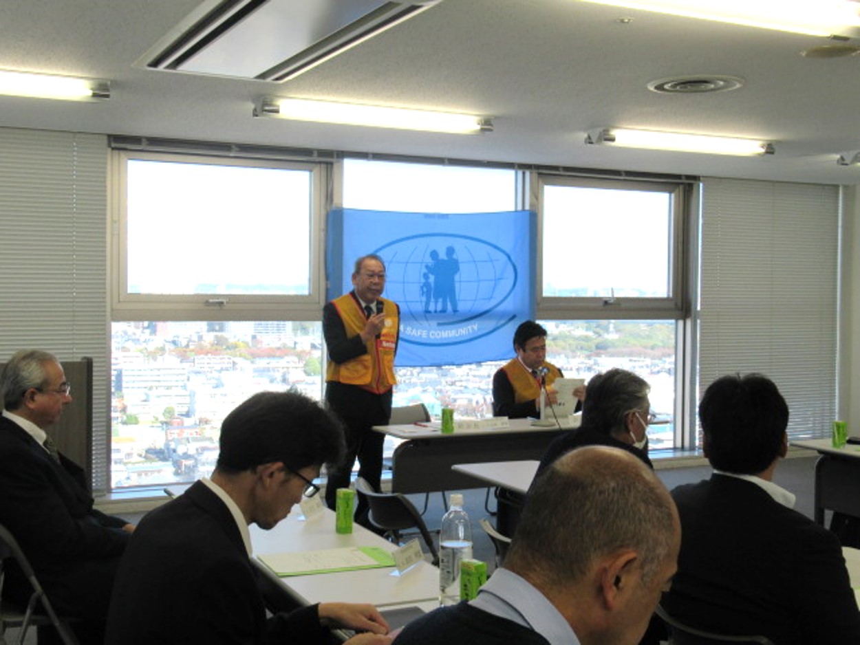 セーフティーベストを着て挨拶する副会長