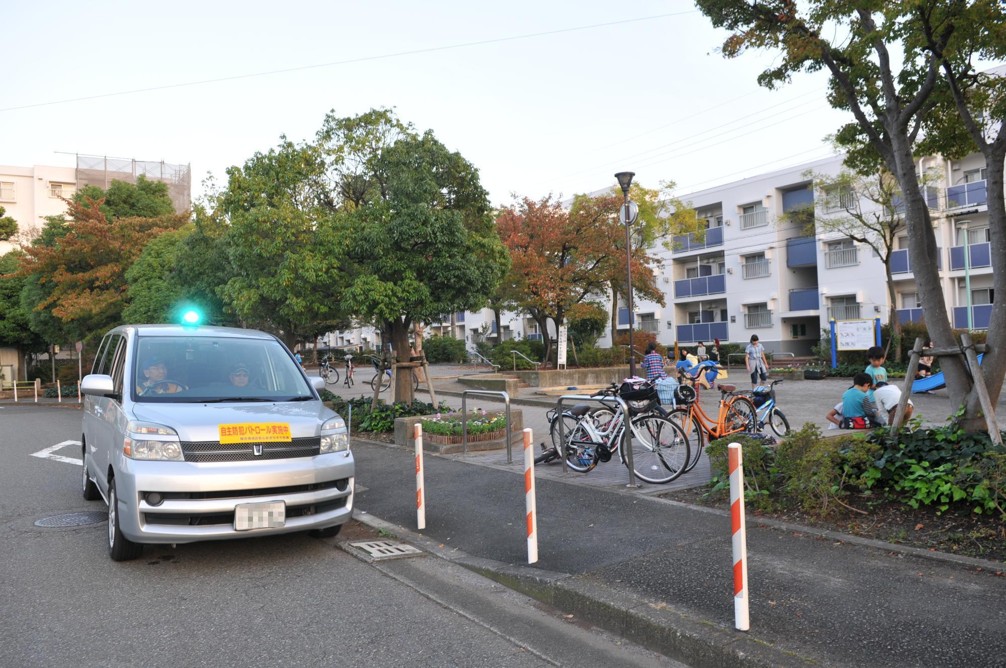 青パトによって地域をパトロールしている様子