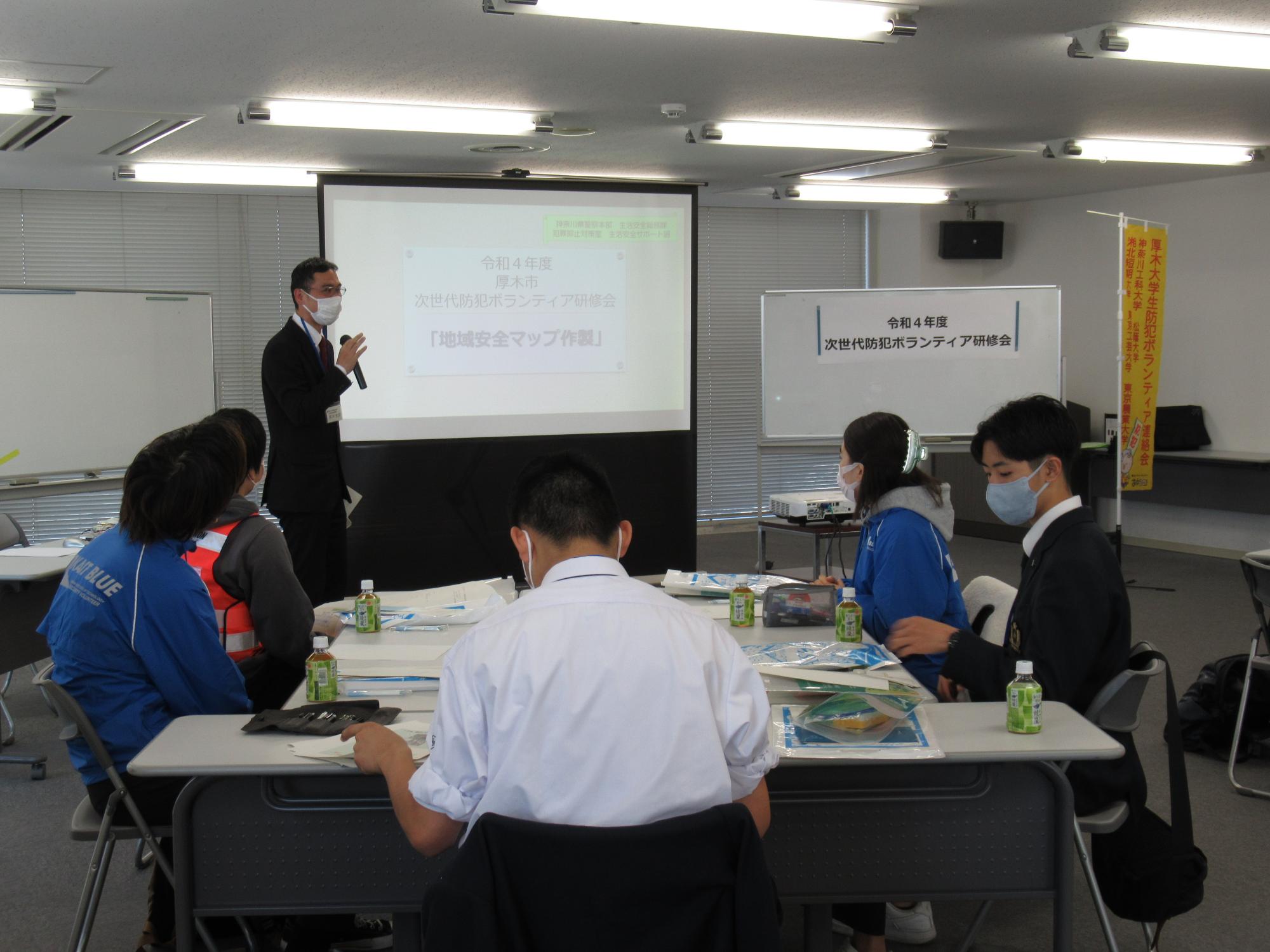 講師の話を聞く学生の様子