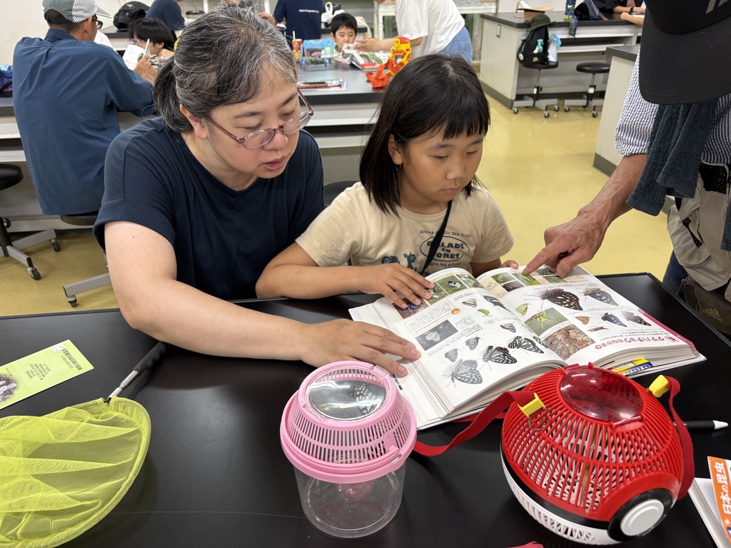 図鑑を使って種類を調べている様子