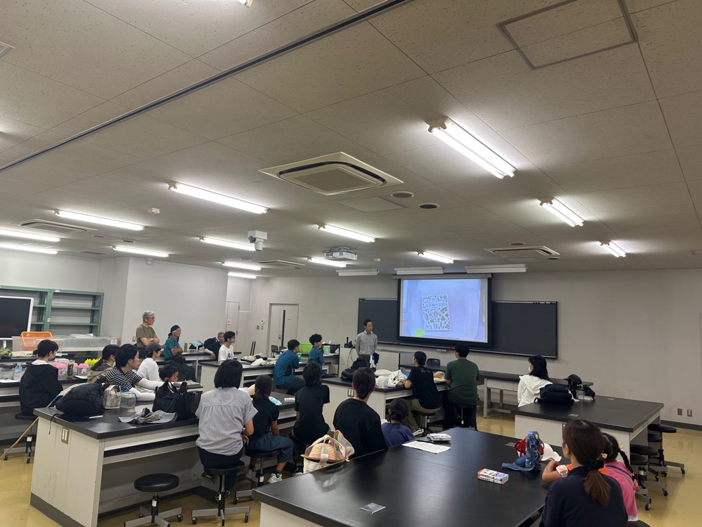 雑木林の植物の解説を聞く様子