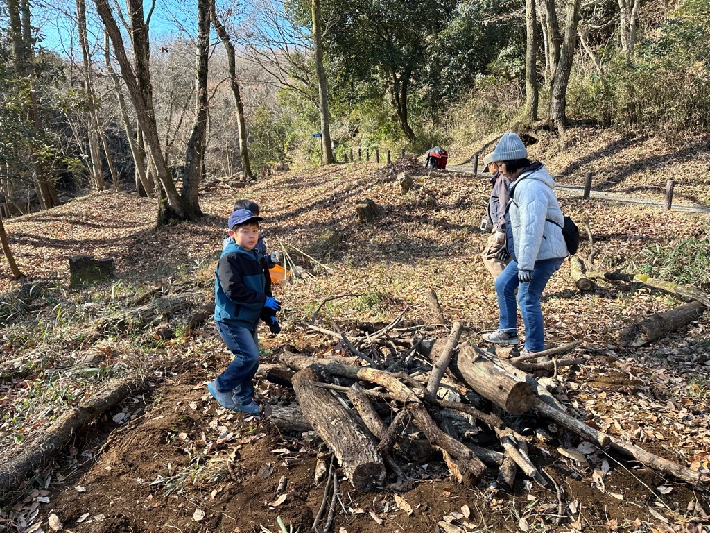 昆虫マンションをつくっている様子