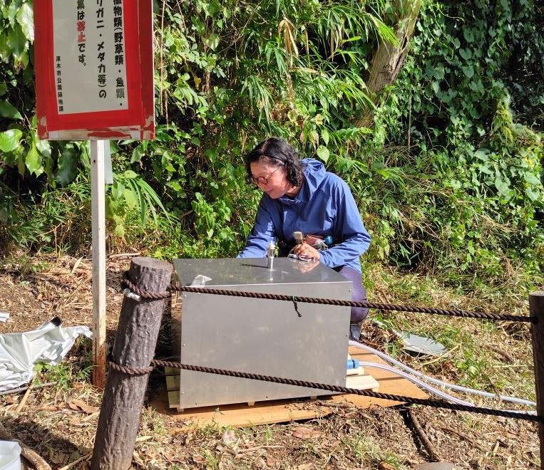 小笠原代表取締役と小型循環装置