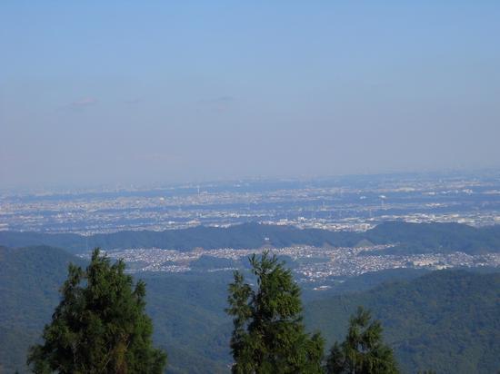 鐘ヶ嶽頂上から遠くまで見える山や街並みの風景写真
