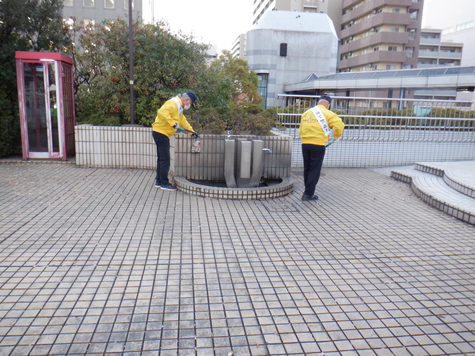 11月8日に実施した第4回路上喫煙・ポイ捨て防止キャンペーンでポイ捨てされたごみを拾う写真