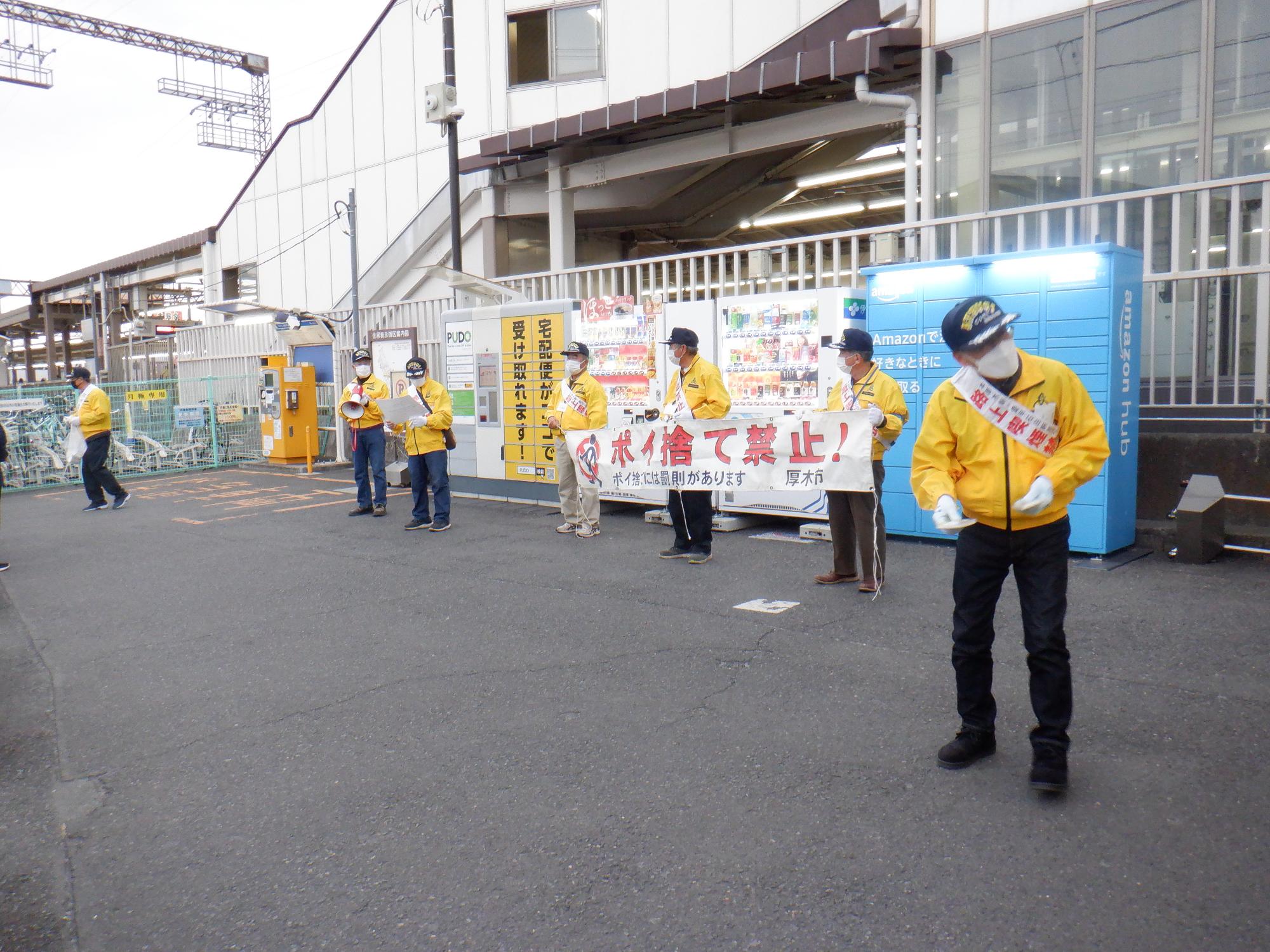 第6回路上喫煙・ポイ捨て防止キャンペーンの愛甲石田駅南口での啓発活動をする写真