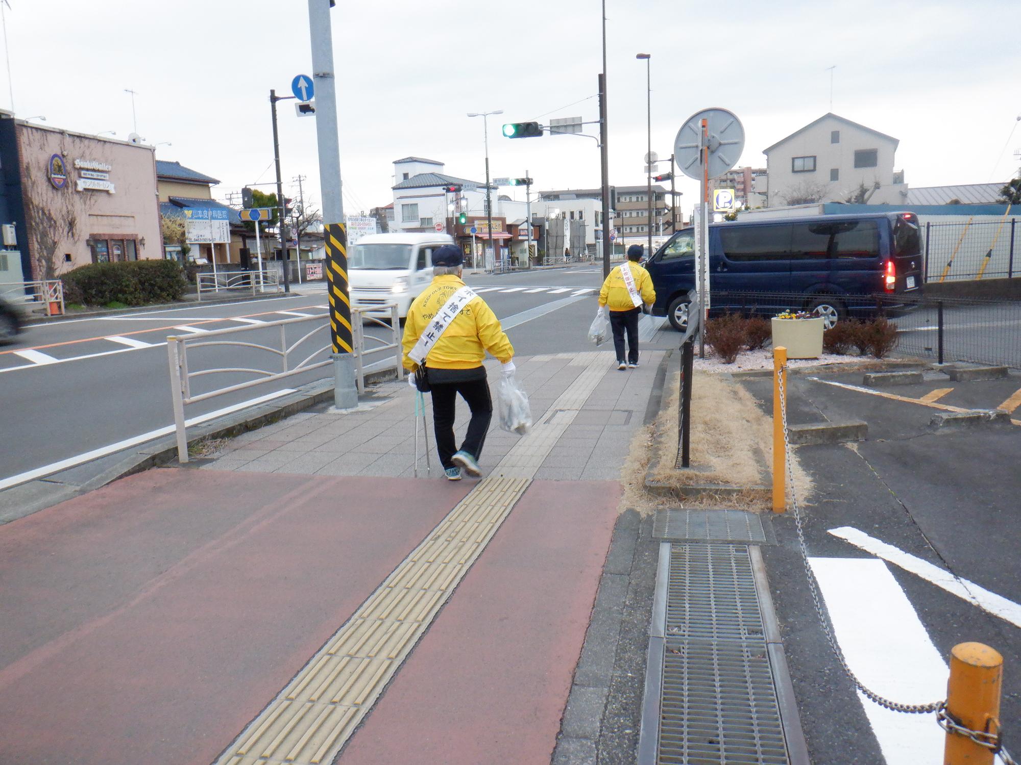 第6回路上喫煙・ポイ捨て防止キャンペーンで禁止区域内をパトロールする写真