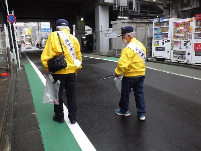 5月17日に実施した路上喫煙・ポイ捨て防止キャンペーンでパトロールをしている写真