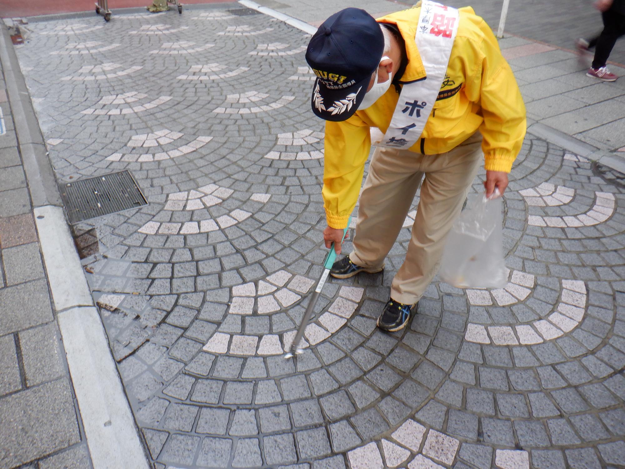 5月17日に実施した路上喫煙・ポイ捨て防止キャンペーンでポイ捨てされたごみを拾う写真