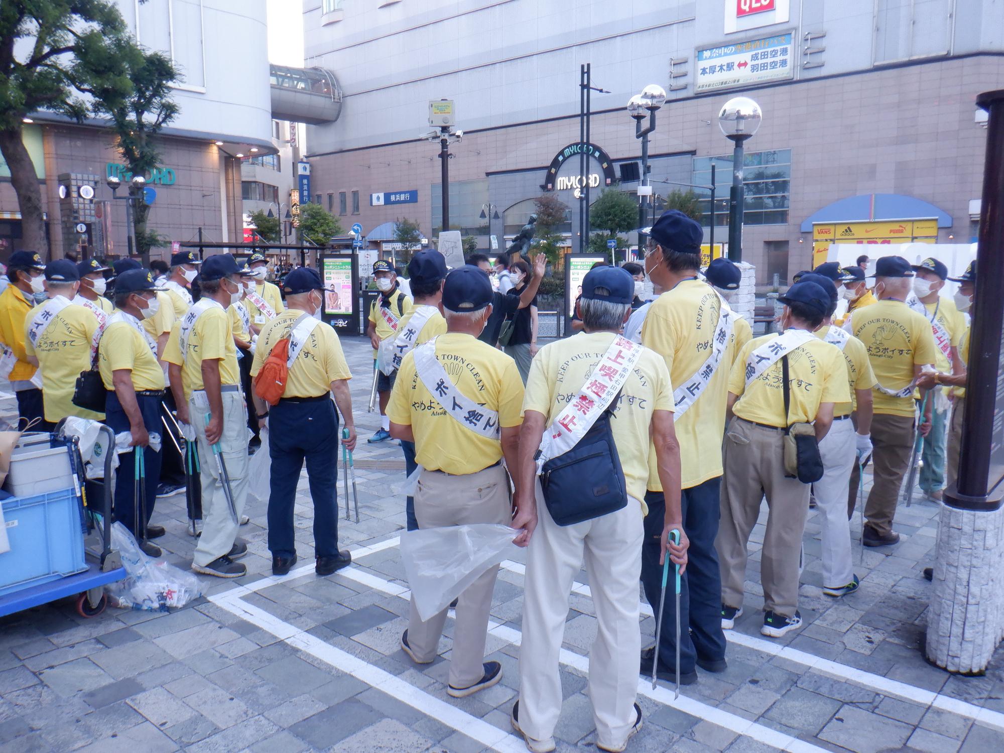 9月6日に実施した路上喫煙・ポイ捨て防止キャンペーンで厚木市環境保全指導員が集合している写真