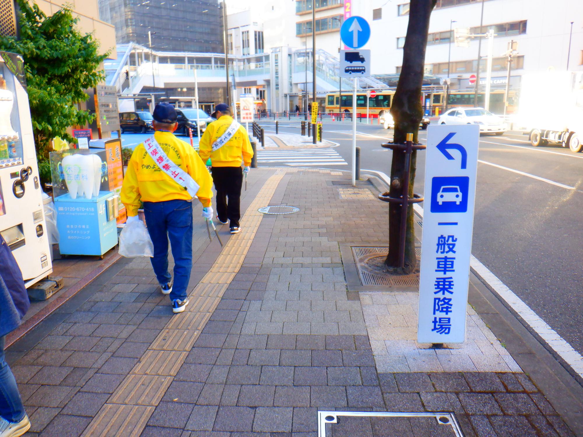 1月9日に実施した路上喫煙・ポイ捨て防止キャンペーンでパトロールをしている写真