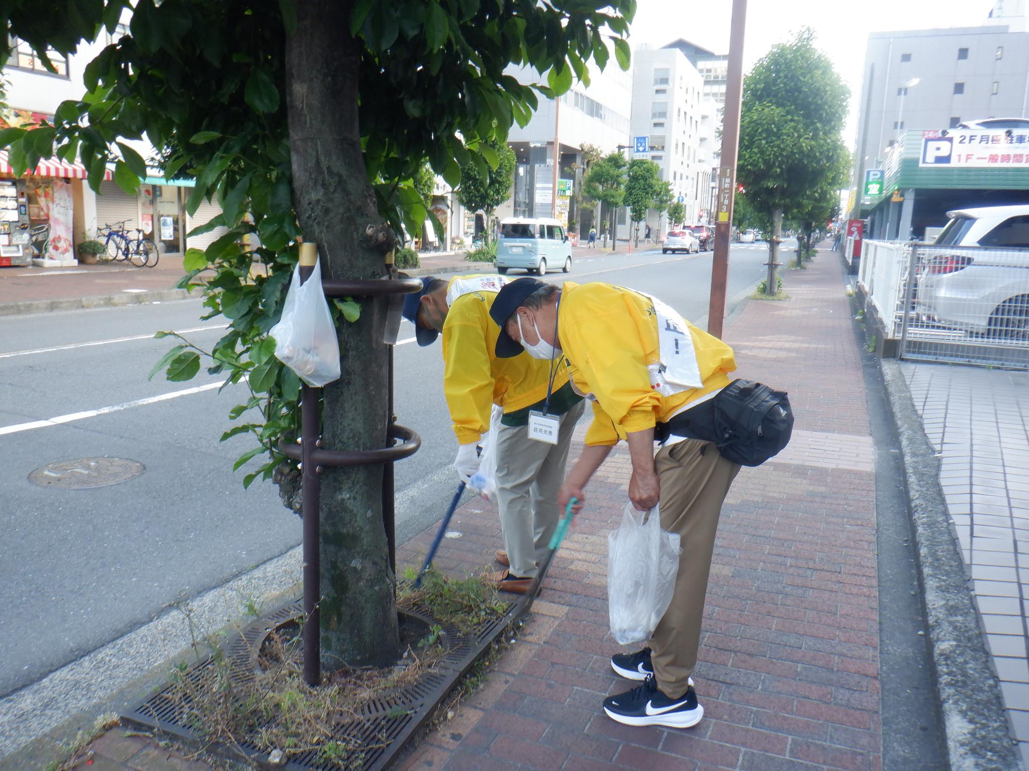5月12日に実施した路上喫煙・ポイ捨て防止キャンペーンでパトロールをしている写真