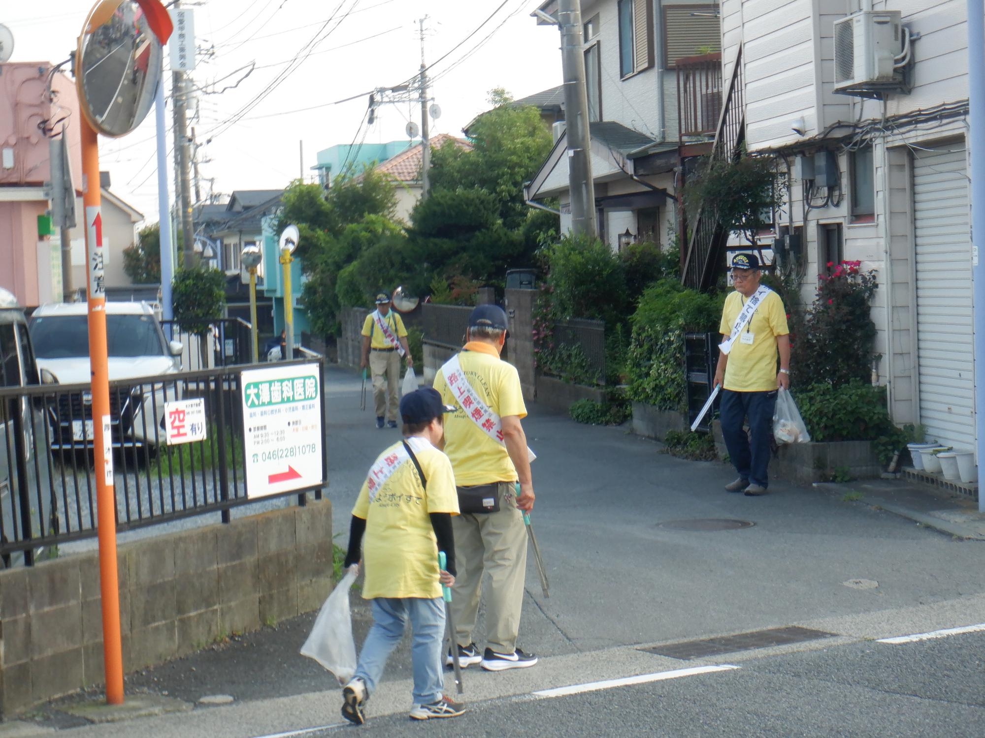 7月14日に実施した路上喫煙・ポイ捨て防止キャンペーンでパトロールをしている写真