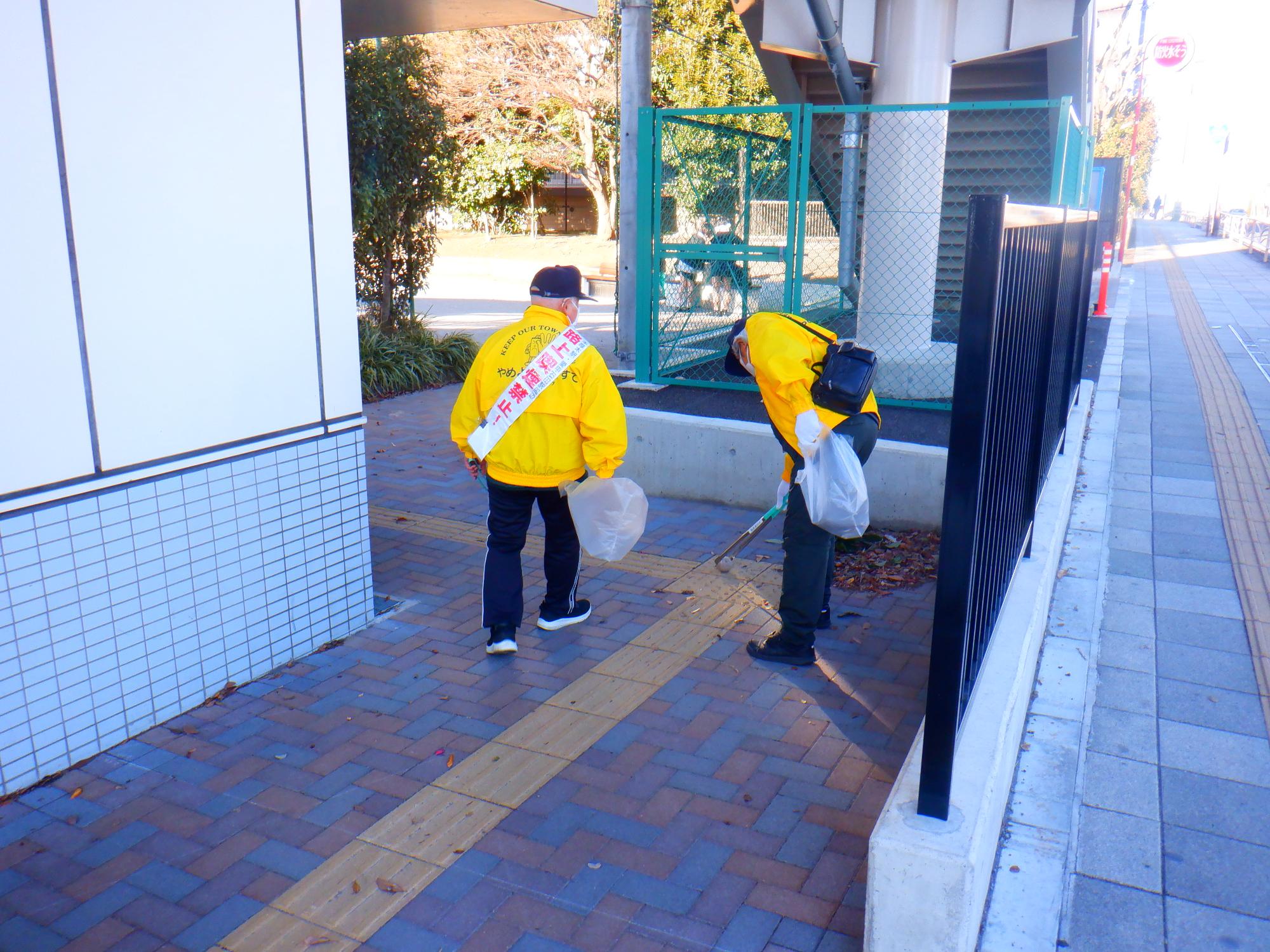 2月13日に実施した路上喫煙・ポイ捨て防止キャンペーンでパトロールをしている写真