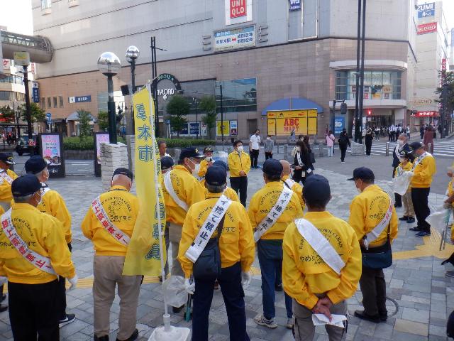 5月16日に実施した第1回路上喫煙・ポイ捨て防止キャンペーンで厚木市環境保全指導員が集合している写真