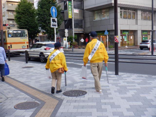 5月16日に実施した路上喫煙・ポイ捨て防止キャンペーンでパトロールをしながらポイ捨てされたごみを拾っている写真