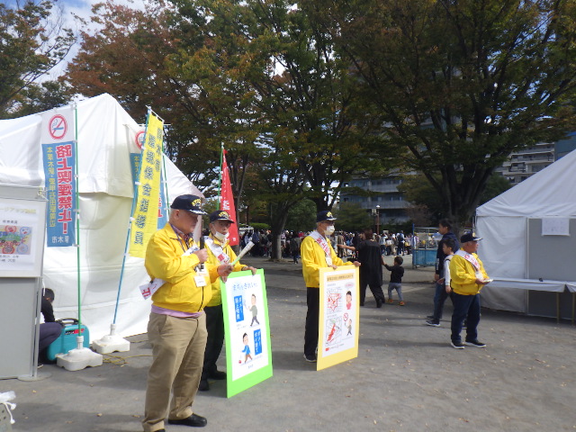 10月22日に開催された2023あつぎ環境フェアで路上喫煙・ポイ捨て防止の啓発アナウンスをしている写真