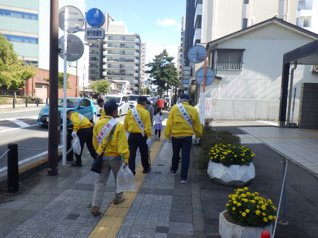 10月22日に実施した路上喫煙・ポイ捨て防止キャンペーンでパトロールをしている写真