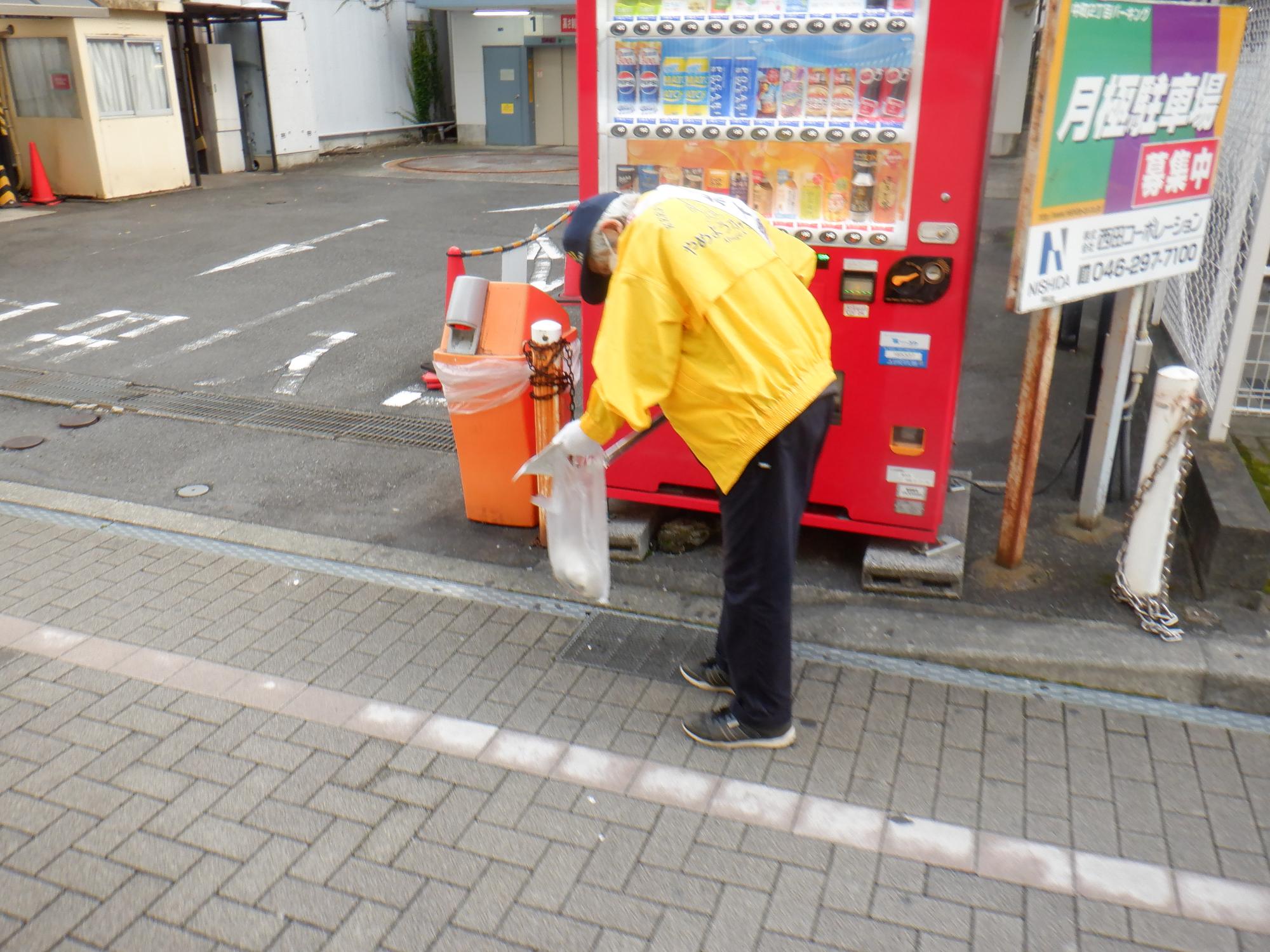 11月11日に実施した路上喫煙・ポイ捨て防止キャンペーンでパトロールをしながらポイ捨てされたごみを拾っている写真