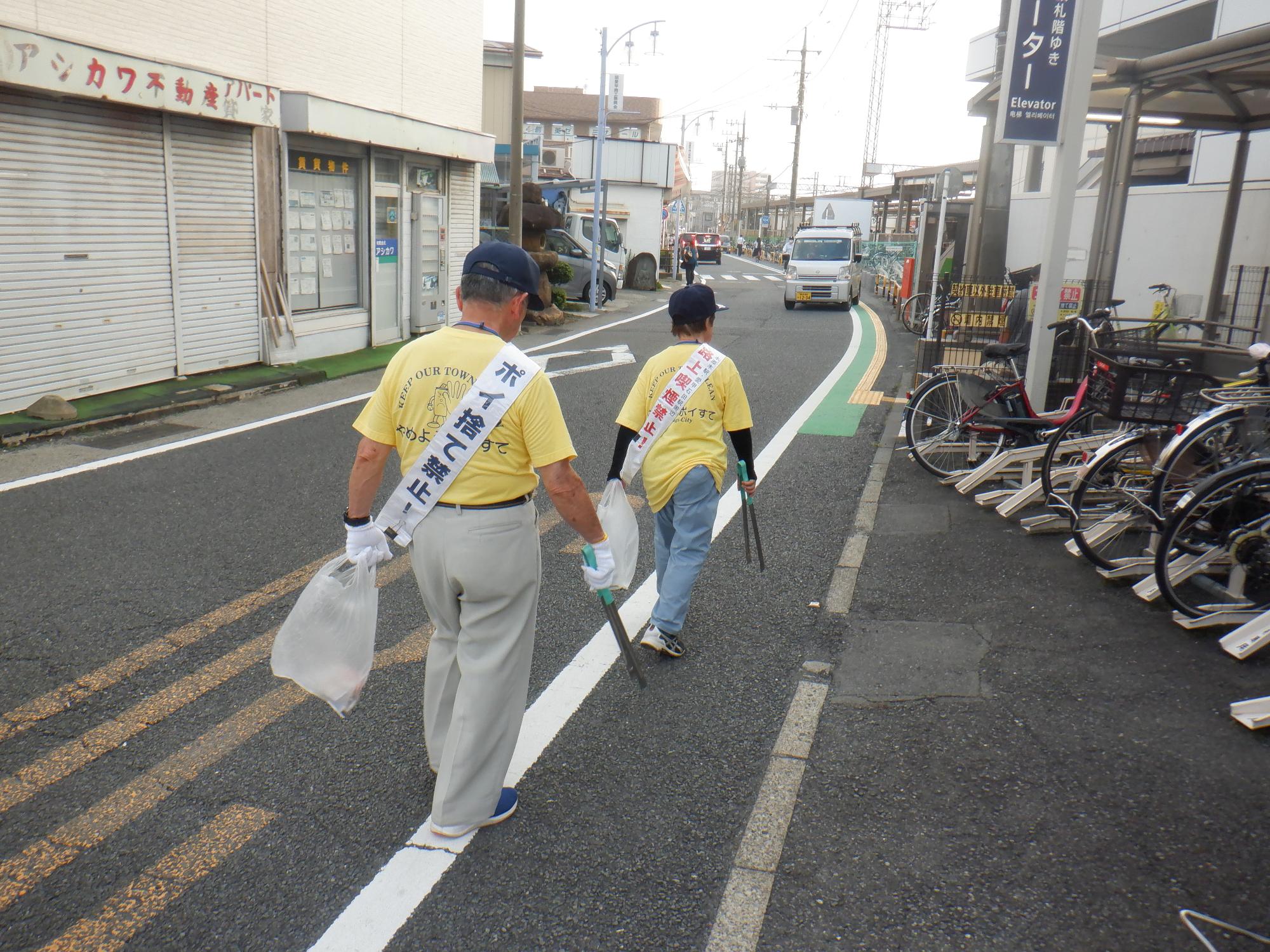 7月8日に実施した路上喫煙・ポイ捨て防止キャンペーンでパトロールをしながらポイ捨てされたごみを拾っている写真