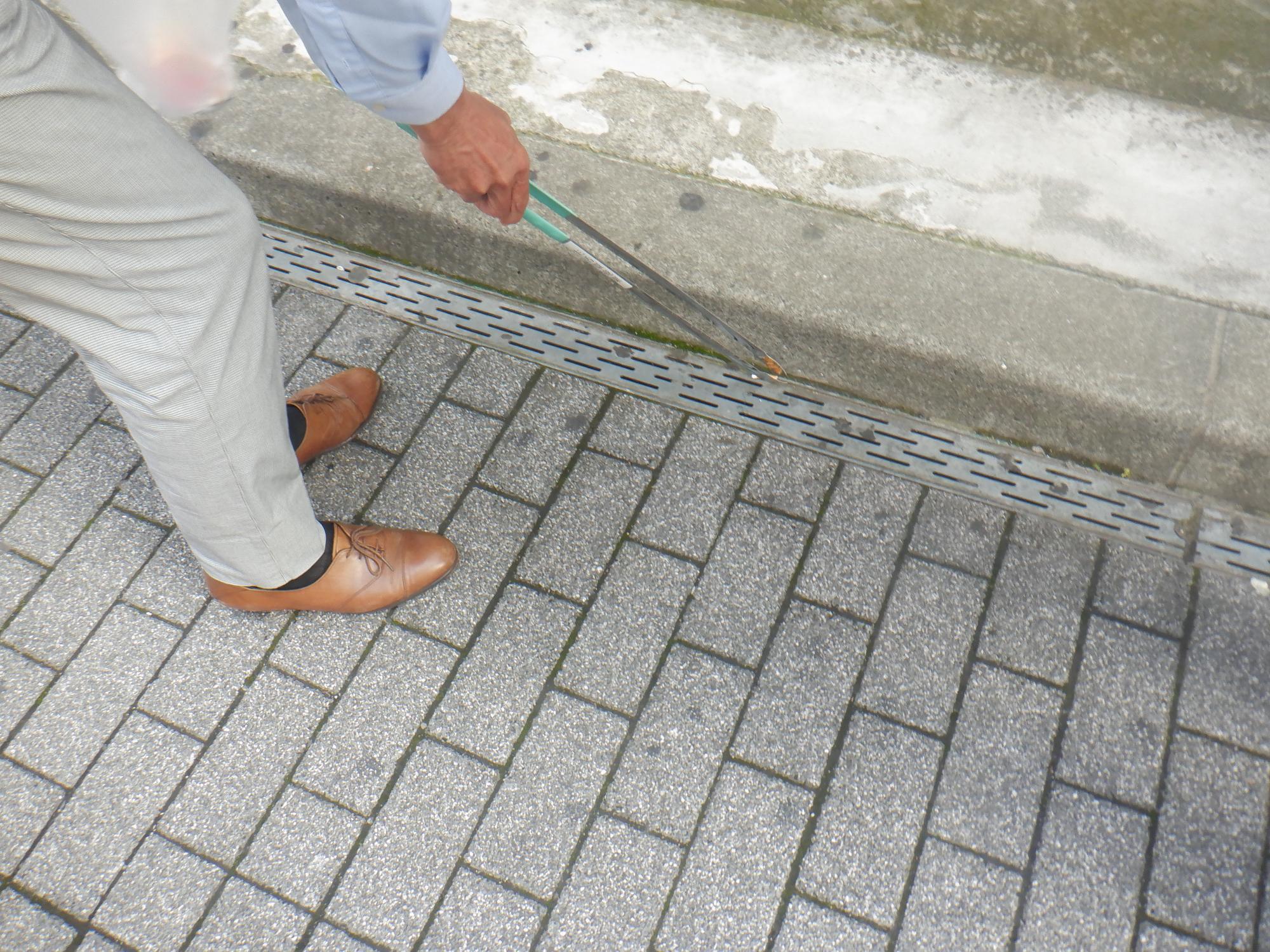 5月13日に実施した第1回路上喫煙・ポイ捨て防止キャンペーンでゴミ拾いしている写真