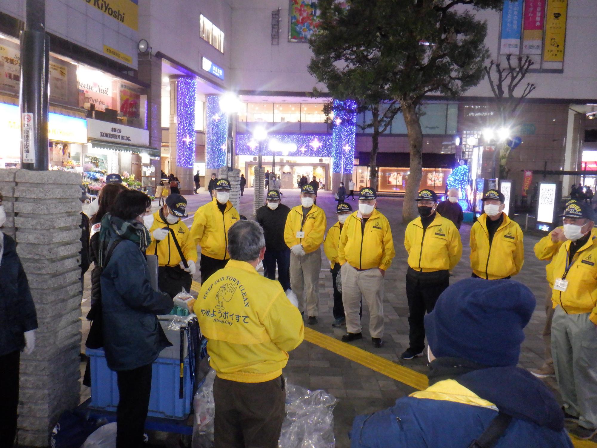 令和5年1月10日に実施した第5回路上喫煙・ポイ捨て防止キャンペーンで厚木市環境保全指導員が集合している写真