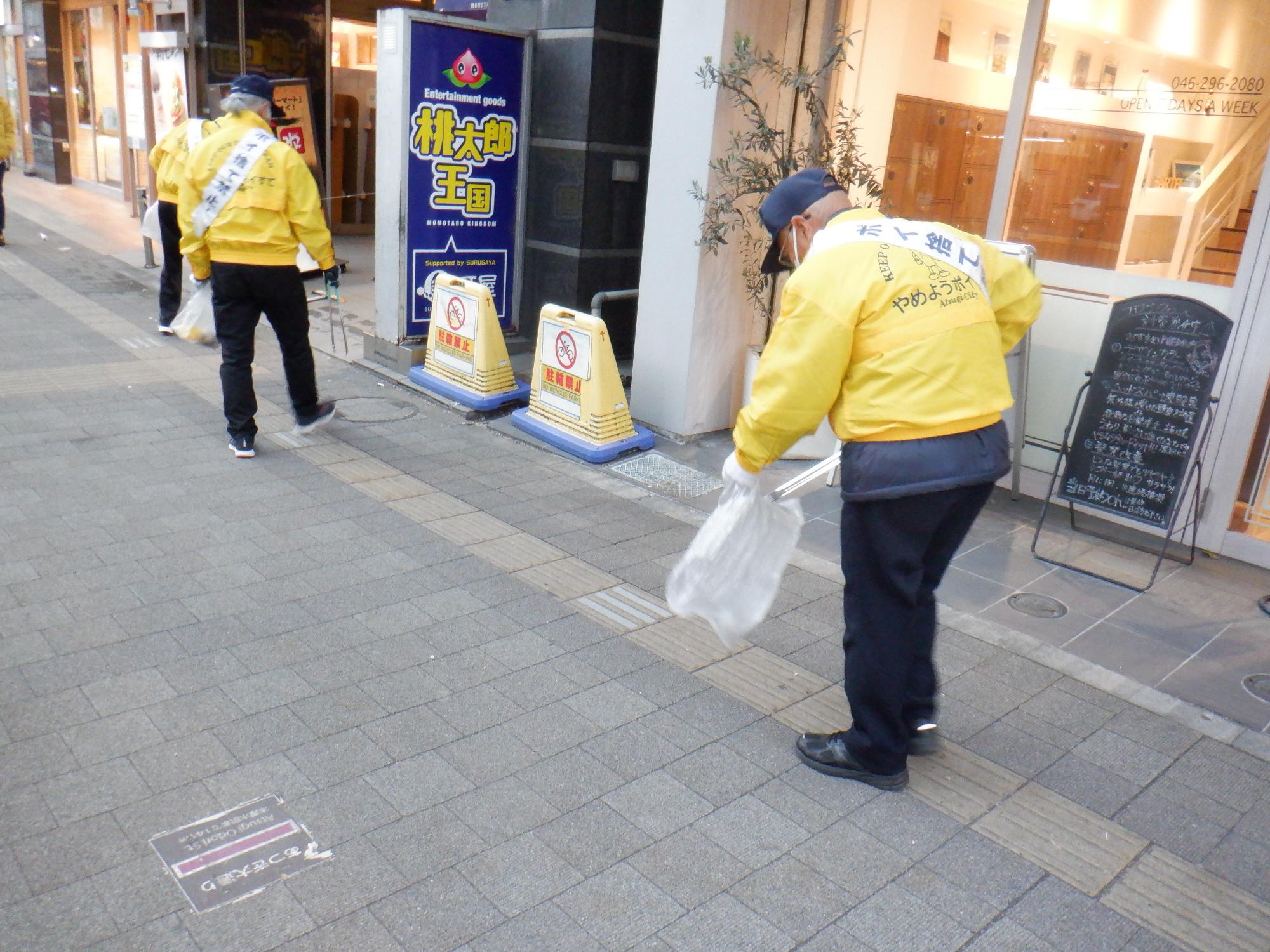 令和5年1月10日に実施した第5回路上喫煙・ポイ捨て防止キャンペーンでポイ捨てされたごみを拾う写真