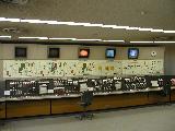 モニターや操作パネルが沢山ある中央制御室の写真