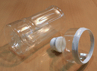 ペットボトルが上部と下部に切り離され上部の切り口部分にテープが貼られてある写真