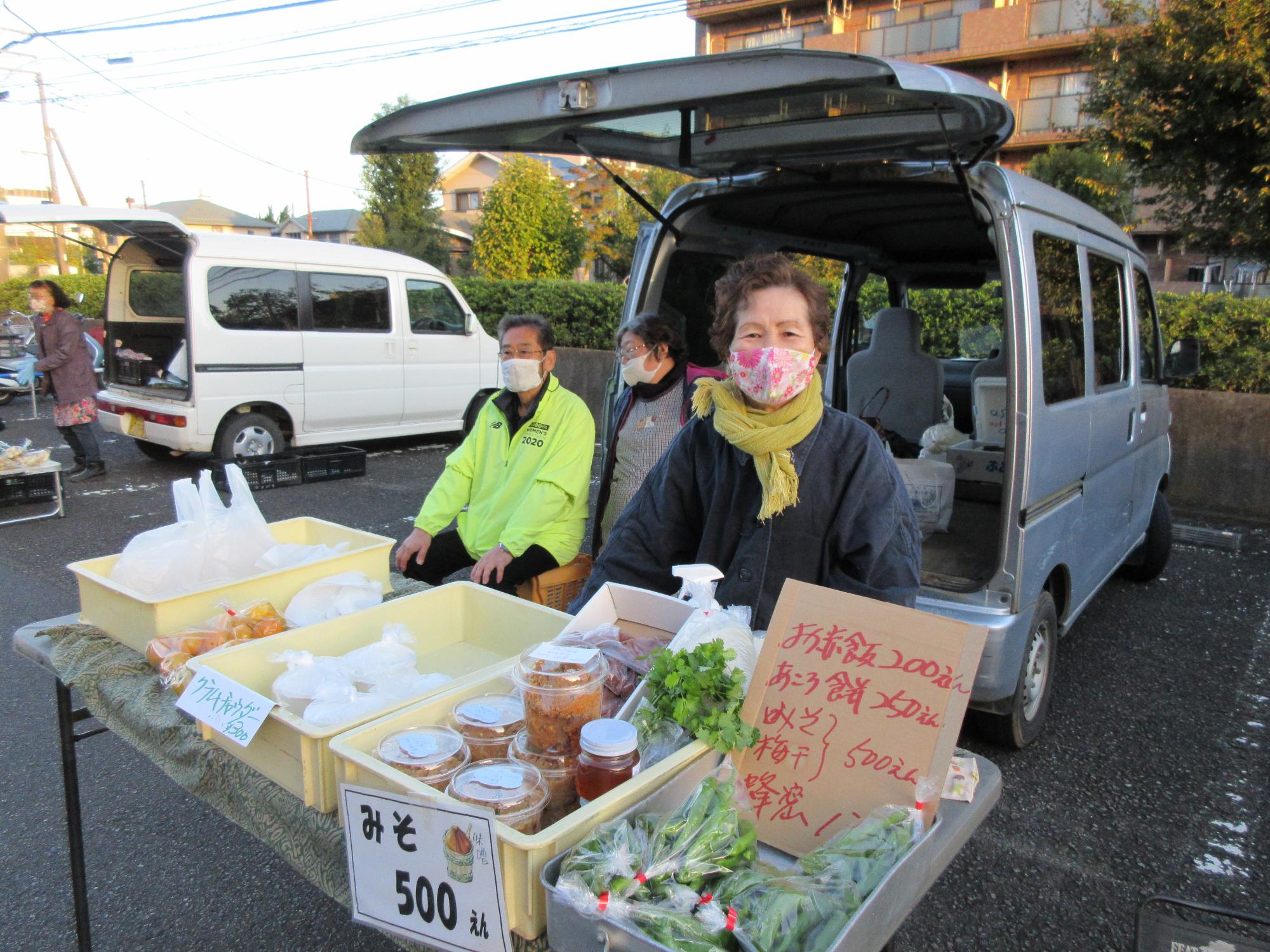 車の前に立つ女性の写真