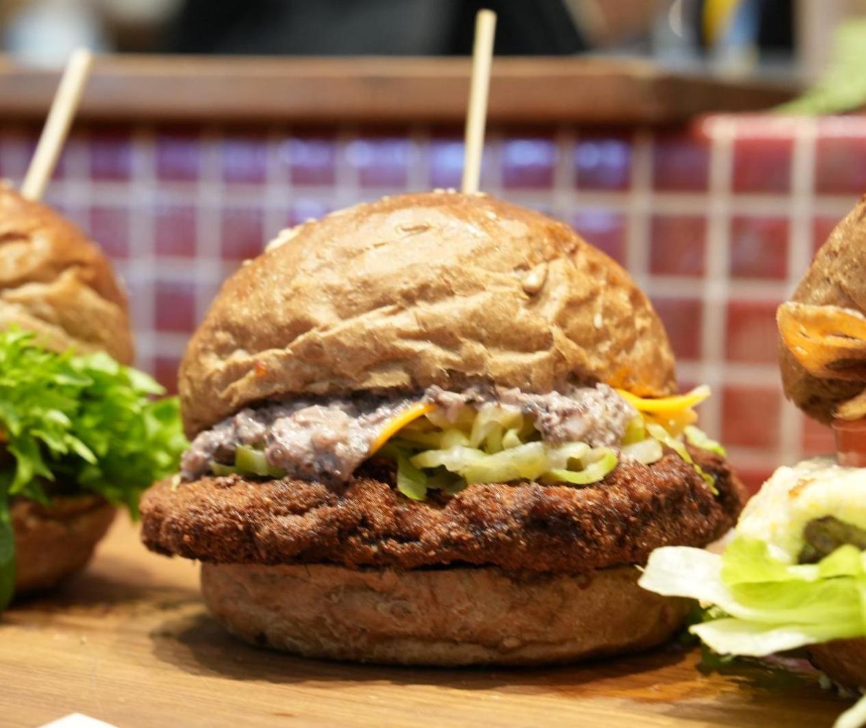 ダブルソースが決め手のジビエメンチカツバーガー