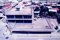 道路沿いの老朽化している建物の写真