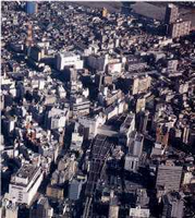 中央に線路が通っている周辺にビルなどの建物がひしめき合っている平成時代の本厚木駅周辺を上空から撮影した写真