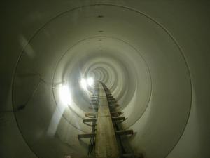 合流式下水道管の中の空洞に電気が付いている写真