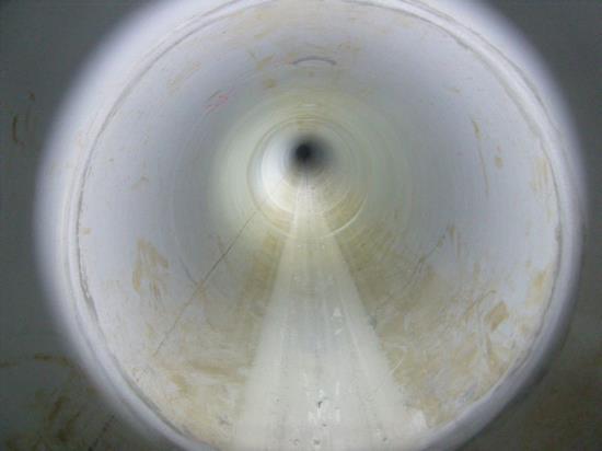 空洞になっている下水道管の写真