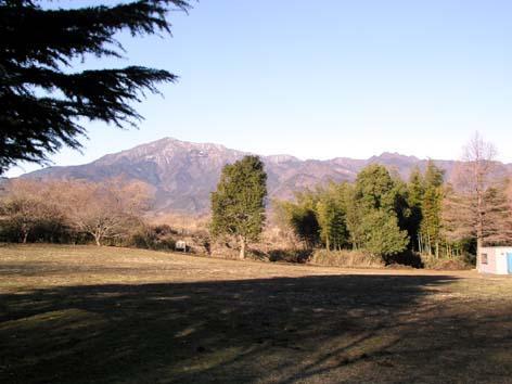 山の頂上にあり周囲を樹木に囲まれている広場がある岩田山公園の写真