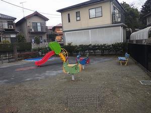 住宅街の一角にあり、周囲には植木が植えられており園内にはベンチやすべり台、スプリング遊具が設置されている上荻野荒井中公園の写真