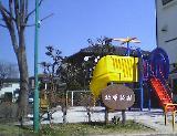 青や赤、黄色で施されたすべり台が設置されている北原公園の写真
