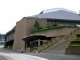 茶色い大きな建物で屋根が方形の形をしている荻野運動公園体育館の外観写真