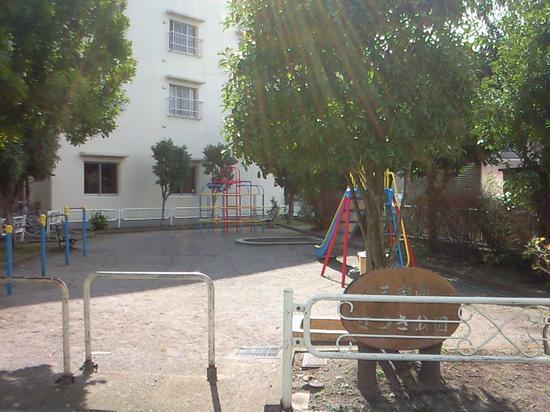 マンションの裏手にある、鉄棒やすべり台などの遊具が設置されている、さんやむこうさつき公園の写真
