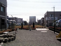 アパートの裏手にあり、園内にはスプリング遊具やすべり台などの遊具が設置されている川本第二公園の写真