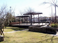 樹木や垣根が点在している園内中央に、屋根が平の2つの東屋が設置されている愛甲原たかみ公園の写真