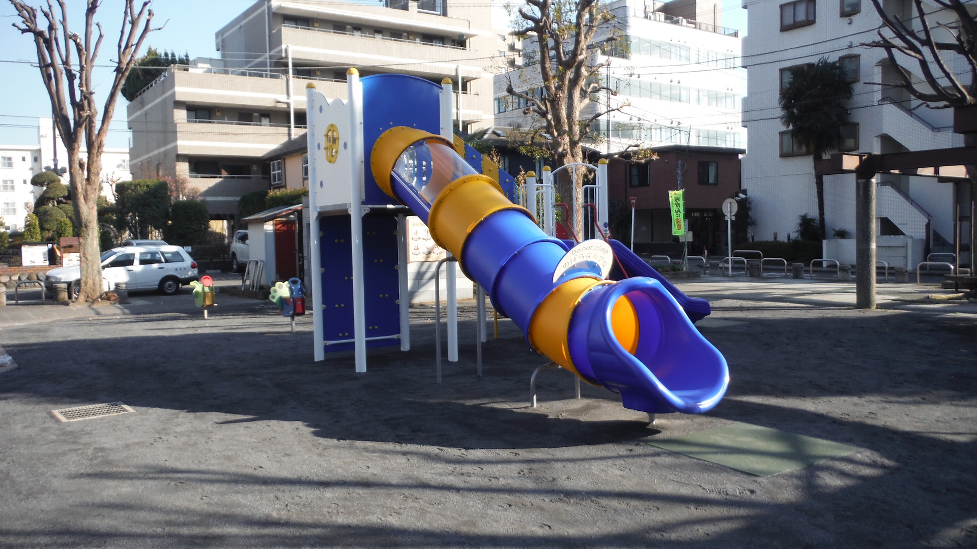 園内に樹木が点在しており、中央に複合遊具が設置され公園の角にある花壇に大きな1本の木が立ってたいます。