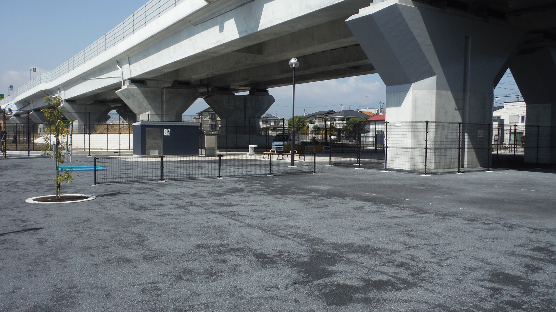 新東名高速道路の高架下に位置する広場の大きい公園です。