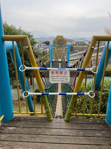 遊びの丘のコンビネーション遊具（使用中止写真）