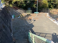 公園の一角にジャングルジムやスプリング遊具などの遊具が設置されている、愛名第1公園の写真