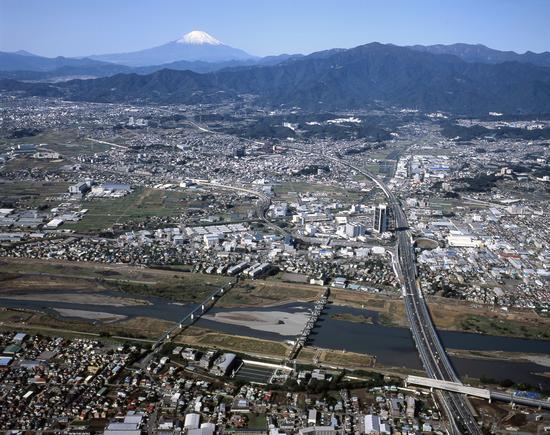 厚木市の街並みから遠くに富士山が見えている写真