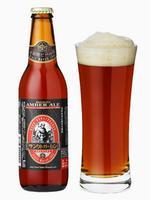 アンバーエールのビール瓶とグラスに注がれ赤褐色をしたビールの写真